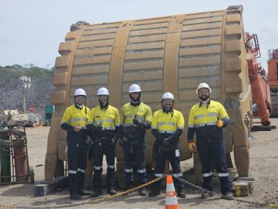 Cascadia-Full-Technical-team-in-the-field-infront-of-a-shovel-bucket-1536x1152